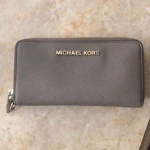 Michael Kors Zippy Wallet